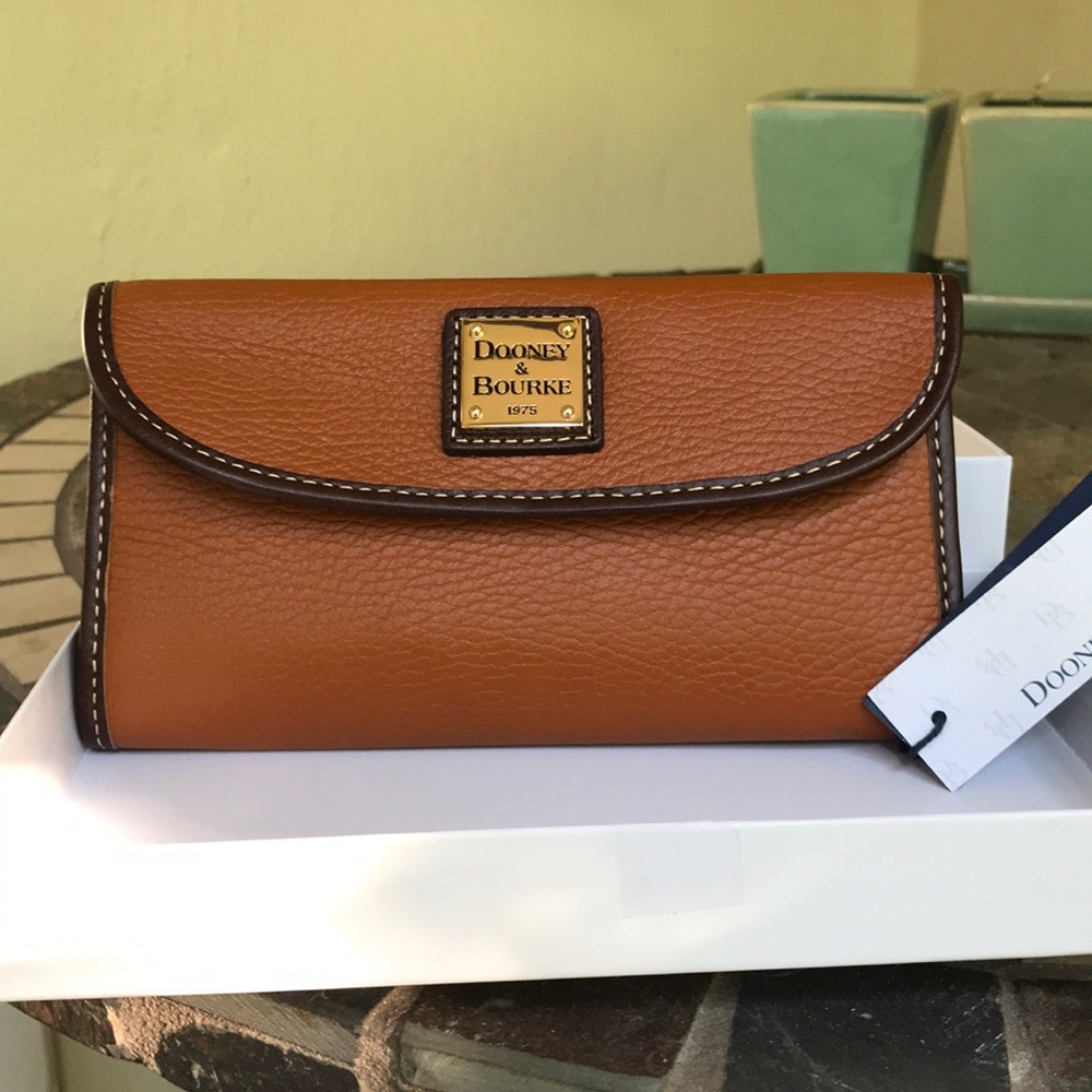 NWT** Dooney & Bourke- Patterson Leather Clutch